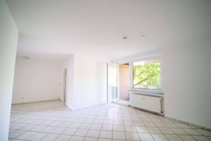 01-teigelerundpartner-3-zimmer-wohnung-osnabrueck-zentrum-wohnzimmer-balkon