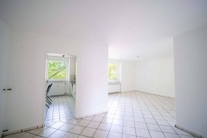 04-teigelerundpartner-3-zimmer-wohnung-osnabrueck-zentrum-wohnzimmer-kueche-durchblick