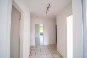 08-teigelerundpartner-3-zimmer-wohnung-osnabrueck-zentrum-diele-durchblick-wohnzimmer