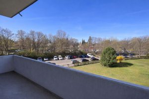 Balkonblick auf Parkplatz und Wald