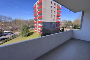 Balkonblick auf moderne Wohnanlage