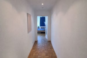 Heller Flur mit offener Tür