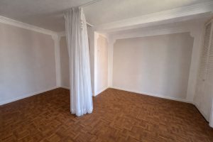 Lichtdurchfluteter Raum mit weißer Gardine