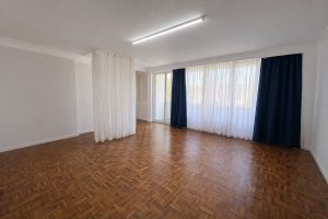 Minimalist Wohnzimmer mit natürlichem Licht
