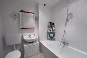 Sauberer Badezimmer mit eleganter Ausstattung