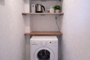 Schmaler Wäschebereich mit Waschmaschine