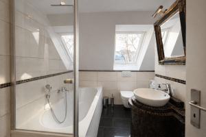 dachgeschosswohnung-hamburg-rotherbaum-bad