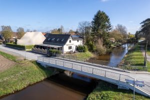 haus-kaufen-duelmen-sandstrasse-aussenansicht-bruecke-fluss