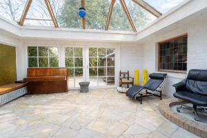 Wintergarten mit Blick in den Garten