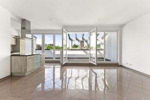 luruper-hauptstrasse-162-01-wohnkueche-mit-fensterfront-zur-westterrasse