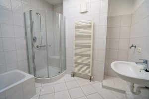 luruper-hauptstrasse-162-16-vollbad-mit-dusche-und-badewanne
