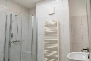 luruper-hauptstrasse-162-18-bad-mit-oberlicht