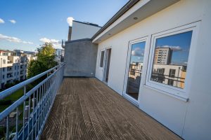 luruper-hauptstrasse-162-21-ostterrasse-blick-zur-wohnung