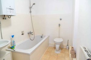 mehrfamilienhaus-kaufen-muenster-muenzstrasse-badezimmer-waschbecken-gastherme