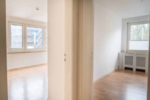 mehrfamilienhaus-kaufen-muenster-muenzstrasse-flur-blick-zwei-zimmer