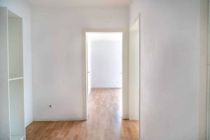 mehrfamilienhaus-kaufen-muenster-muenzstrasse-flur-einbauregal-durchgang