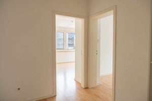 mehrfamilienhaus-kaufen-muenster-muenzstrasse-flur-raumaufteilung-laminat