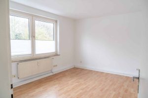 mehrfamilienhaus-kaufen-muenster-muenzstrasse-schlafzimmer-plissee-laminat