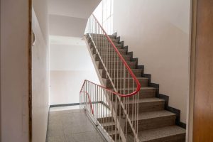 mehrfamilienhaus-kaufen-muenster-muenzstrasse-treppenhaus-granitstufen