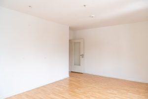 mehrfamilienhaus-kaufen-muenster-muenzstrasse-wohnzimmer-deckenspots-glastuer