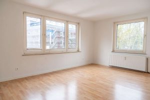 mehrfamilienhaus-kaufen-muenster-muenzstrasse-wohnzimmer-eckfenster-laminat