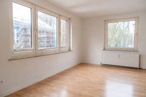 mehrfamilienhaus-kaufen-muenster-muenzstrasse-wohnzimmer-eckfenster-lichteinfall
