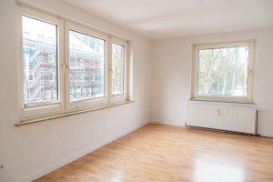 mehrfamilienhaus-kaufen-muenster-muenzstrasse-wohnzimmer-eckfenster-parkblick