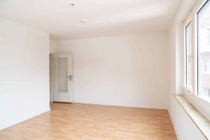 mehrfamilienhaus-kaufen-muenster-muenzstrasse-wohnzimmer-glastuer-fensterfront
